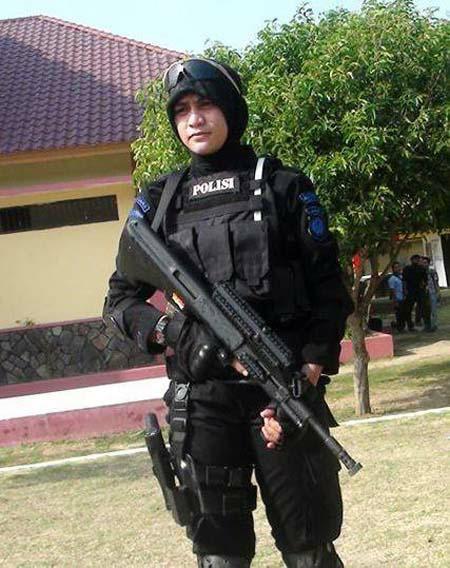 Memakai jilbab tak menghalangi brimob wanita ini bertugas demi negara (cantik gan)