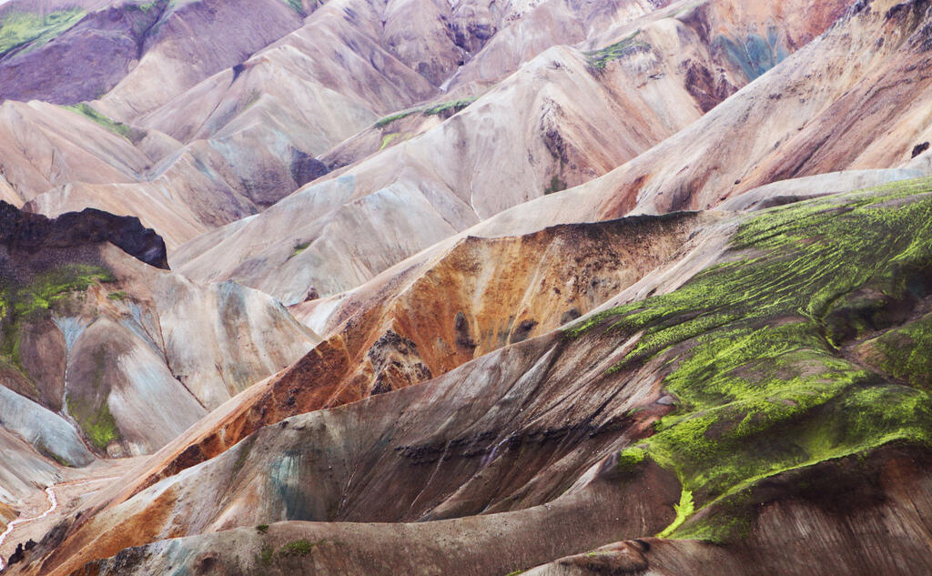 Brennisteinsalda, indahnya gunung paling warna-warni di Islandia