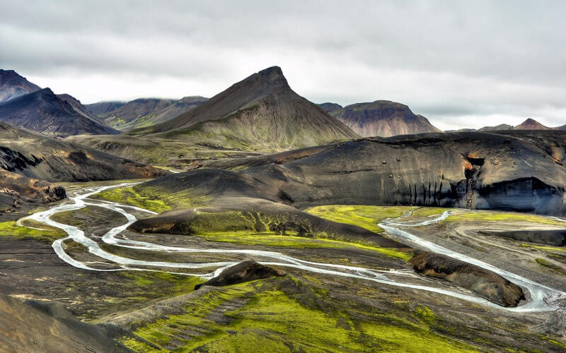 Brennisteinsalda, indahnya gunung paling warna-warni di Islandia