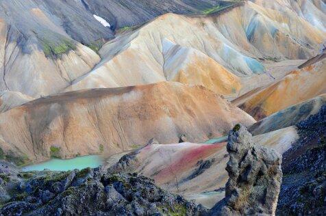 Brennisteinsalda, indahnya gunung paling warna-warni di Islandia
