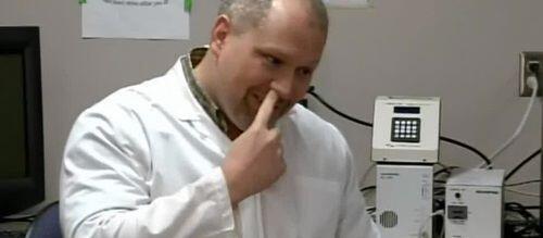 Konsumsi Kotoran Hidung Bikin Sehat ??