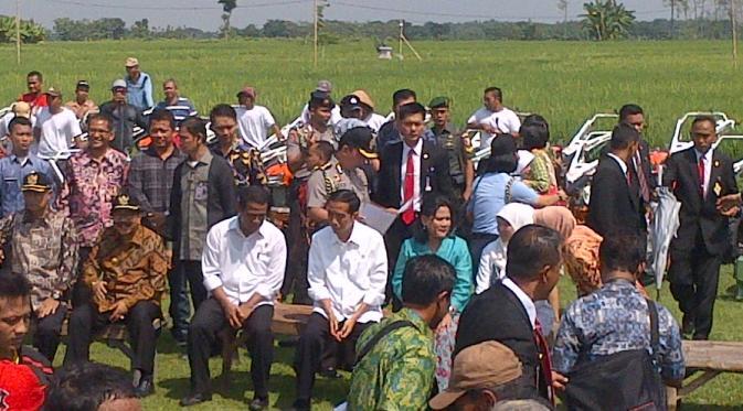  (Di cintai rakyat) Mobil dan Pengawal Jokowi Dikerubuti Warga Ngawi 