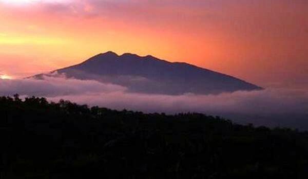 5 Gunung Angker di Pulau Jawa 