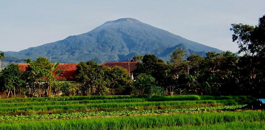 5 Gunung Angker di Pulau Jawa 