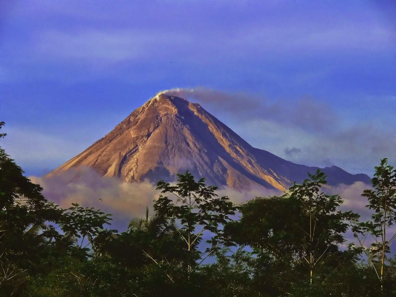 5 Gunung Angker di Pulau Jawa 