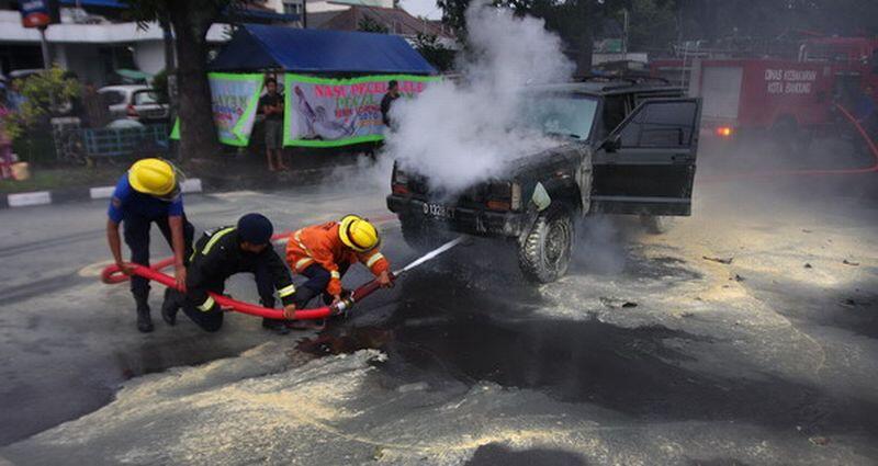 {HOT} terror depan mabes polri