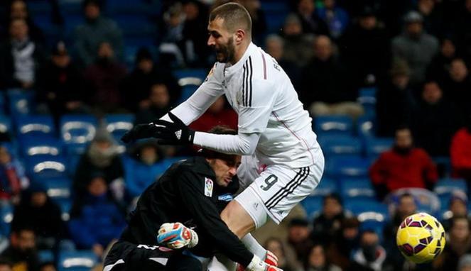 Madrid Menang, Benzema "Kirim" Kiper Sevilla ke Rumah Sakit