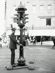 Ternyata umur lampu lalu lintas udah 100 thn 