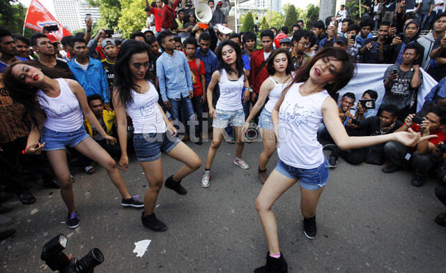 LIMA WANITA BERPAKAIAN SEKSI DEMO DI KPK