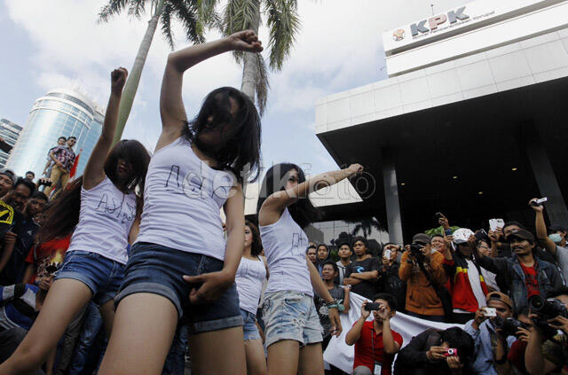 LIMA WANITA BERPAKAIAN SEKSI DEMO DI KPK