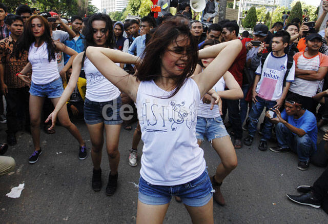 LIMA WANITA BERPAKAIAN SEKSI DEMO DI KPK