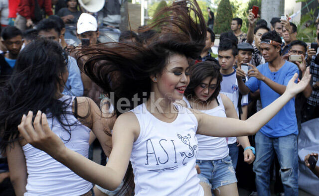 LIMA WANITA BERPAKAIAN SEKSI DEMO DI KPK