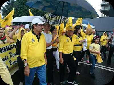 Ical dan 'Srikandi' Golkar Jalan Santai di CFD, Bagikan 1.500 Botol Air 