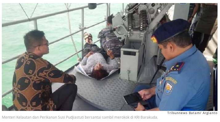 Usai Tenggelamkan Kapal Asing, Begini Gaya Menteri Susi Bersantai dengan Merokok