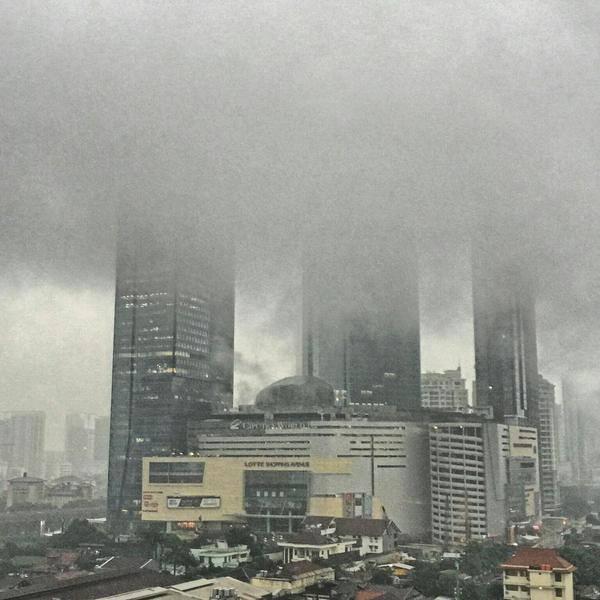 Awan Mirip DEMENTOR 'MAKAN' Atap Gedung Jakarta Saat Hujan