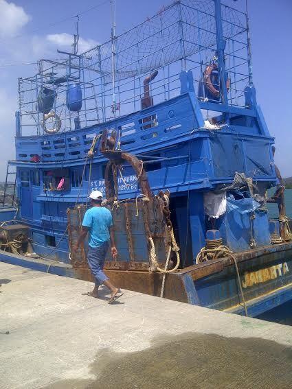 &#91;Berita Ga penting &#93; Duarrr, Kapal Thailand Pencuri Ikan Ini Ditenggelamkan Susi