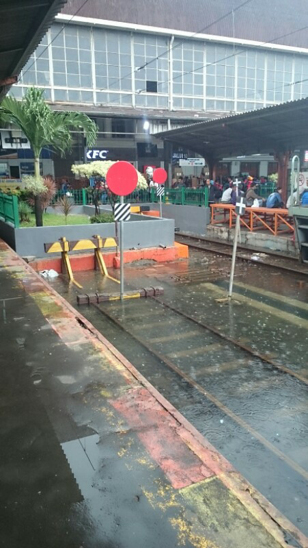 stasiun jakarta kota lumpuh akibat banjir