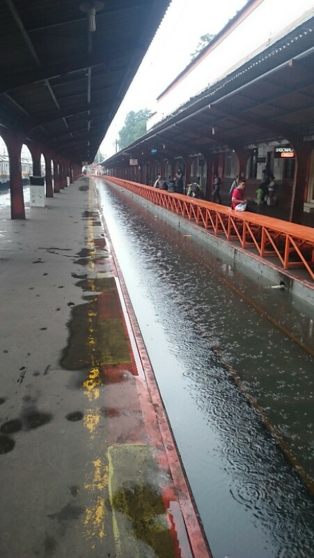 stasiun jakarta kota lumpuh akibat banjir