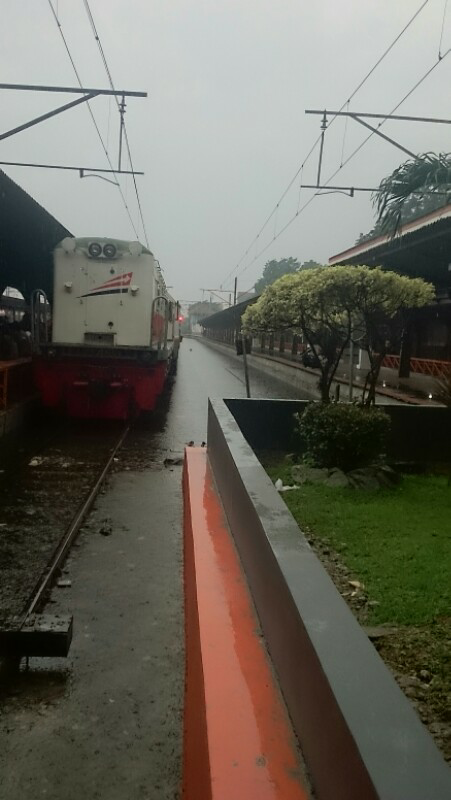 stasiun jakarta kota lumpuh akibat banjir