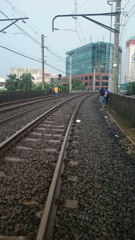stasiun jakarta kota lumpuh akibat banjir