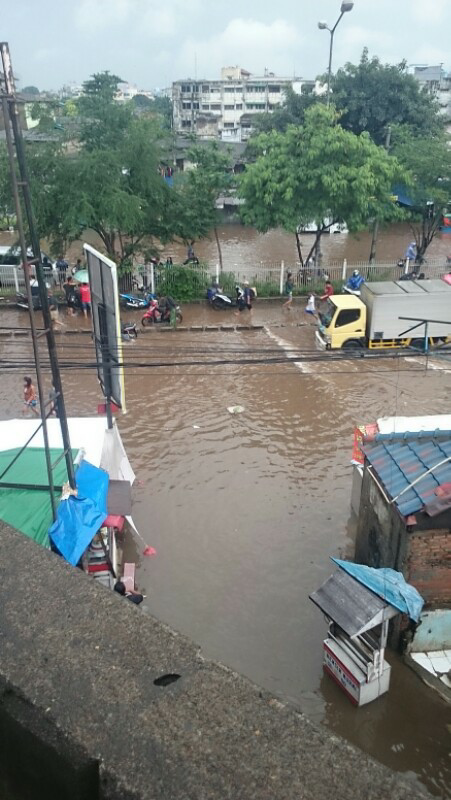 stasiun jakarta kota lumpuh akibat banjir
