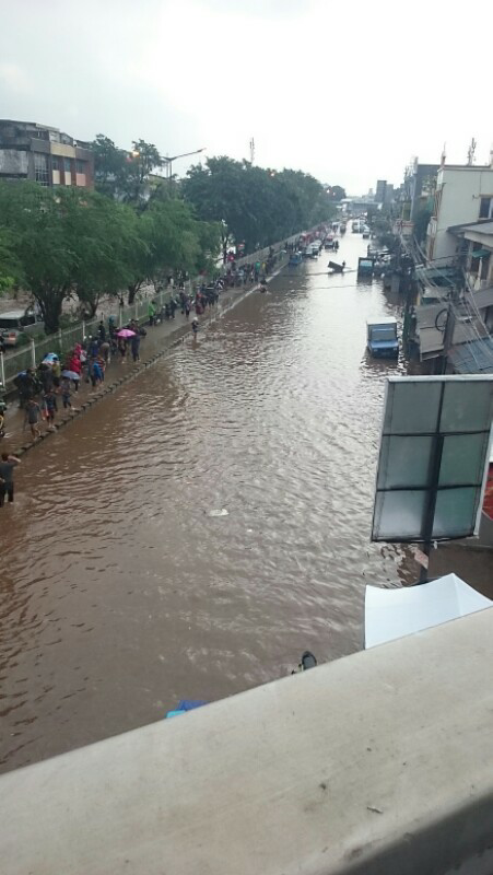 stasiun jakarta kota lumpuh akibat banjir