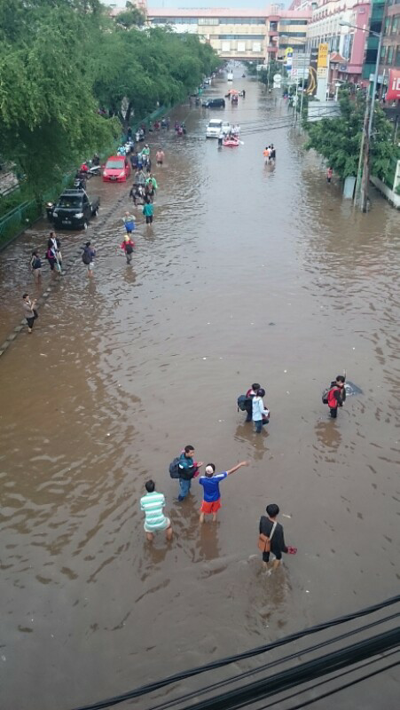 stasiun jakarta kota lumpuh akibat banjir