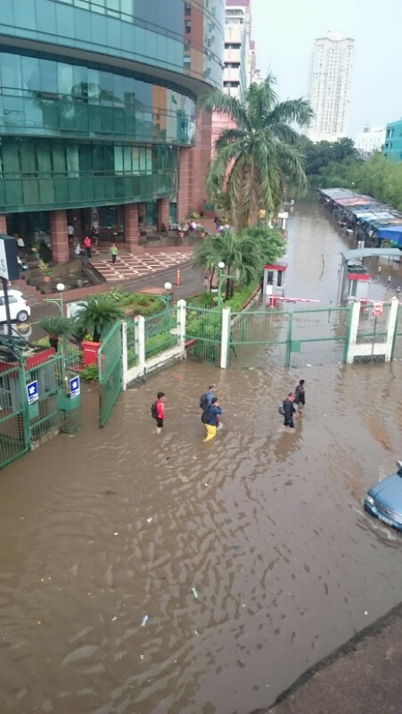 stasiun jakarta kota lumpuh akibat banjir