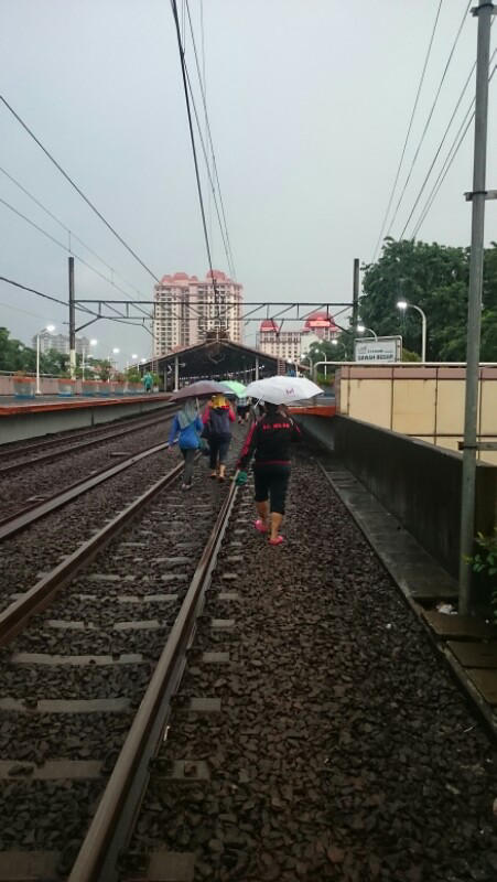 stasiun jakarta kota lumpuh akibat banjir