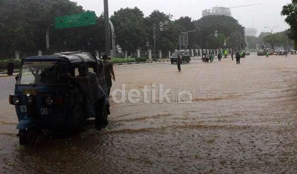 &#91;KUMPULAN FOTO&#93; Jakarta Dikepung Banjir