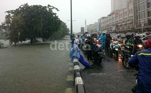 &#91;KUMPULAN FOTO&#93; Jakarta Dikepung Banjir