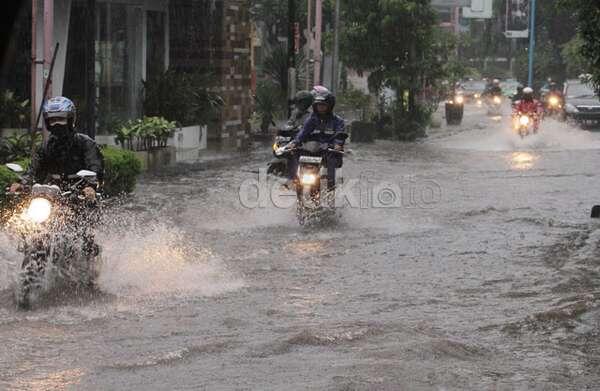 &#91;KUMPULAN FOTO&#93; Jakarta Dikepung Banjir