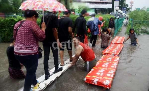 &#91;KUMPULAN FOTO&#93; Jakarta Dikepung Banjir