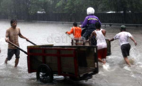 &#91;KUMPULAN FOTO&#93; Jakarta Dikepung Banjir