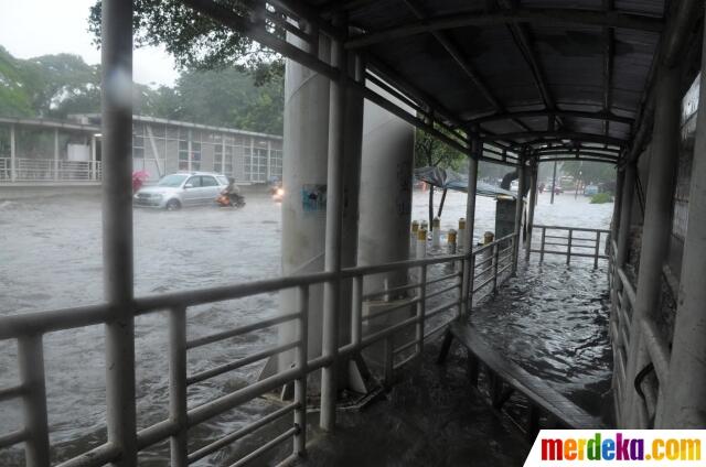 &#91;KUMPULAN FOTO&#93; Jakarta Dikepung Banjir