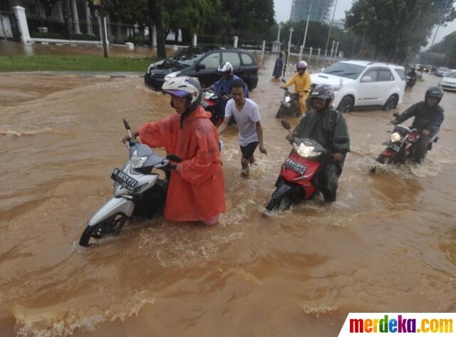 &#91;KUMPULAN FOTO&#93; Jakarta Dikepung Banjir