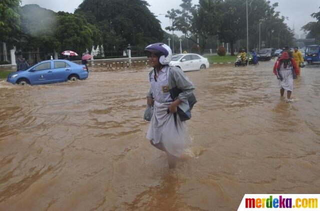 &#91;KUMPULAN FOTO&#93; Jakarta Dikepung Banjir