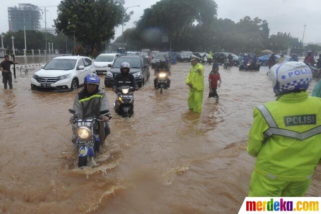 &#91;KUMPULAN FOTO&#93; Jakarta Dikepung Banjir