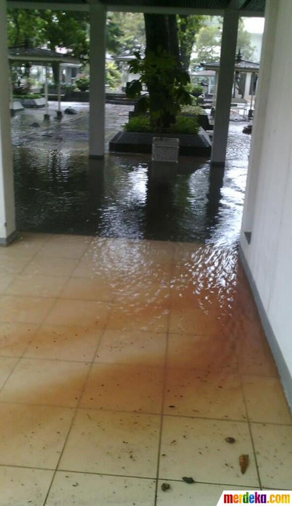 &#91;KUMPULAN FOTO&#93; Jakarta Dikepung Banjir