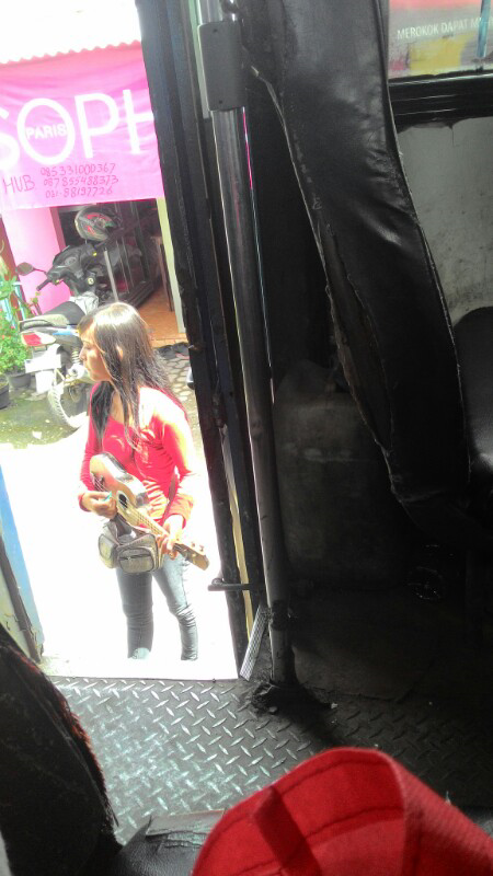LAGI !!!!! PENGAMEN CANTIK GAN