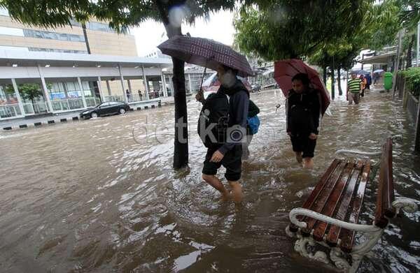 &#91;KUMPULAN FOTO&#93; Jakarta Dikepung Banjir