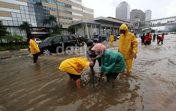 &#91;KUMPULAN FOTO&#93; Jakarta Dikepung Banjir