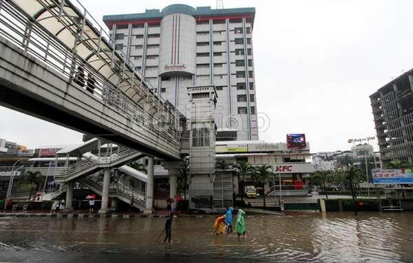 &#91;KUMPULAN FOTO&#93; Jakarta Dikepung Banjir