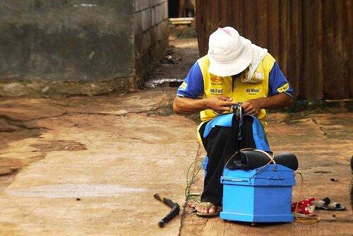 Jangan Sepelekan Penghasilan Tukang Sol Sepatu Keliling