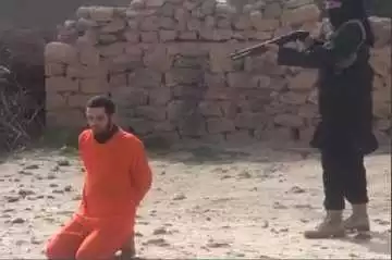 Algojo ISIS Tembak Tahanan Suriah dari Jarak Dekat
