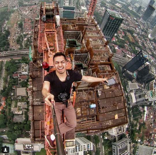 GILA foto SELFIE Arief N. Iffandy di atas GEDUNG .