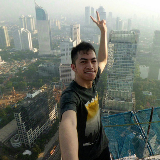 GILA foto SELFIE Arief N. Iffandy di atas GEDUNG .