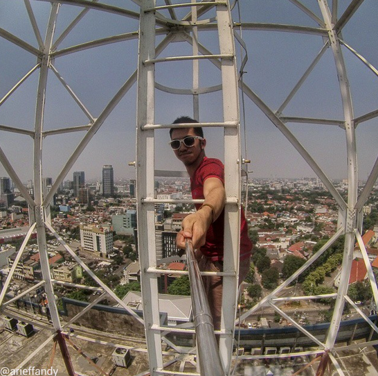 GILA foto SELFIE Arief N. Iffandy di atas GEDUNG .