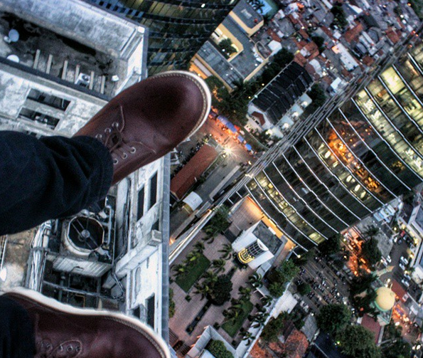 GILA foto SELFIE Arief N. Iffandy di atas GEDUNG .