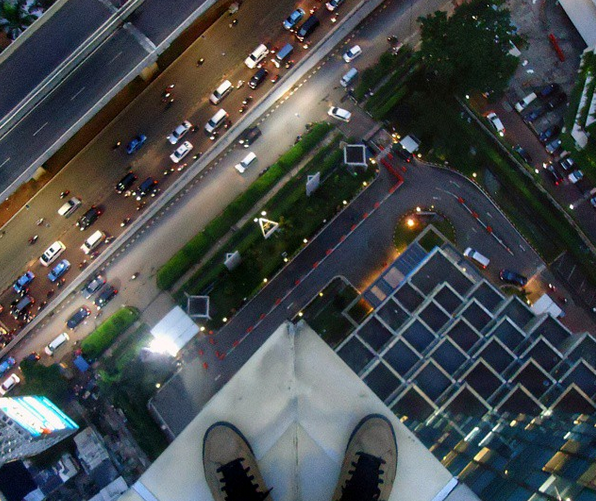 GILA foto SELFIE Arief N. Iffandy di atas GEDUNG .